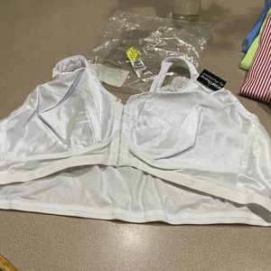 nwt Shaping bra with comfort straps/ front closure